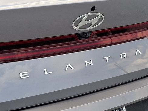 Certified 2025 Hyundai Elantra Hybrid FWD image 30