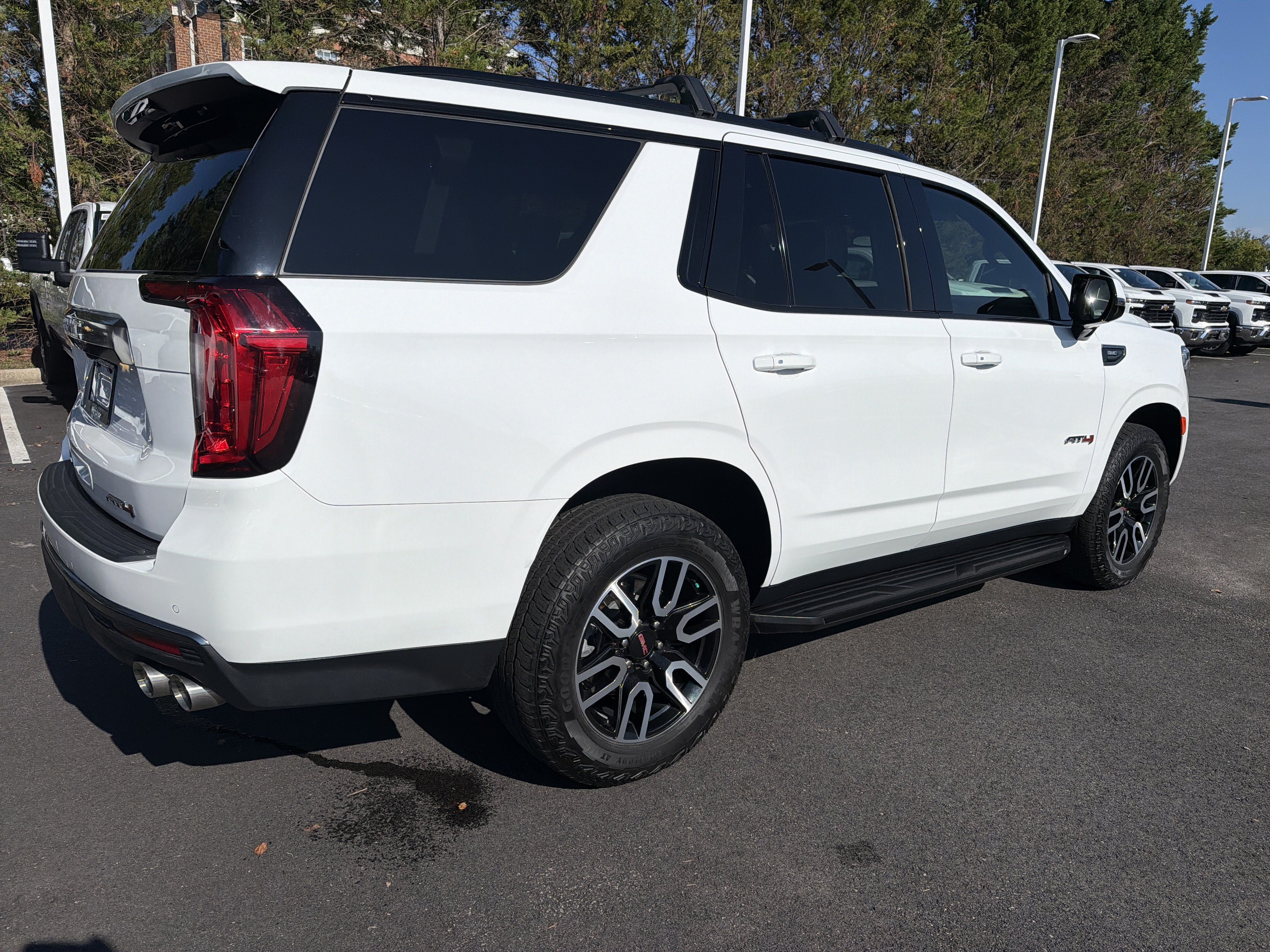 Used 2024 GMC Yukon AT4 AWD/4WD image 10