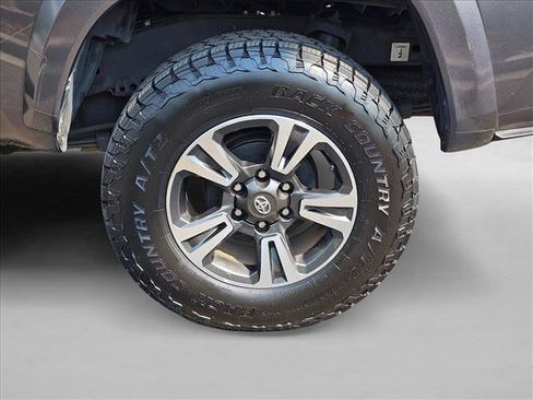 Used 2021 Toyota Tacoma SR5 AWD/4WD image 9