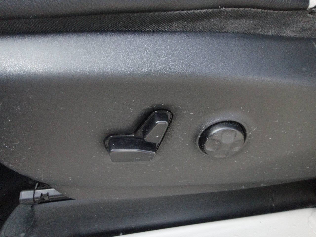 Used 2018 Chrysler Pacifica Touring-L FWD image 11