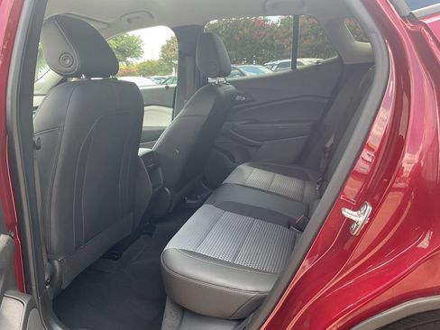 Used 2025 Chevrolet Trax LT w/ LT Convenience Package FWD image 10