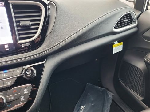 New 2026 Chrysler Pacifica Select image 25