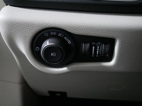 Used 2024 Chrysler Pacifica Touring-L image 26