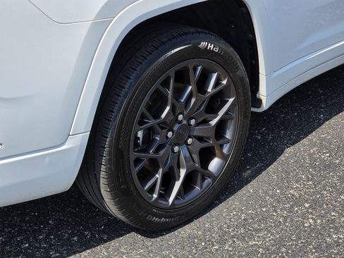Used 2025 Jeep Grand Cherokee L Summit AWD/4WD image 9