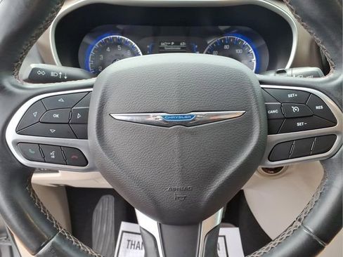 Used 2018 Chrysler Pacifica Touring-L FWD image 14