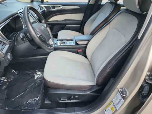 Used 2019 Ford Fusion SE w/ Equipment Group 151A FWD image 9