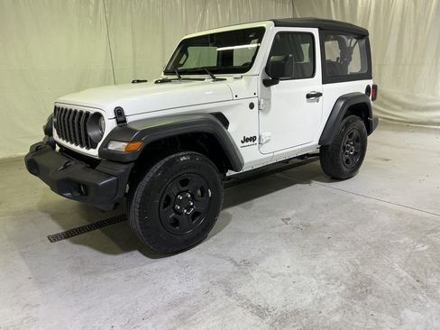 Used 2025 Jeep Wrangler Sport AWD/4WD image 6