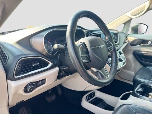 Used 2020 Chrysler Pacifica Touring-L Plus w/ Tire & Wheel Group FWD image 5