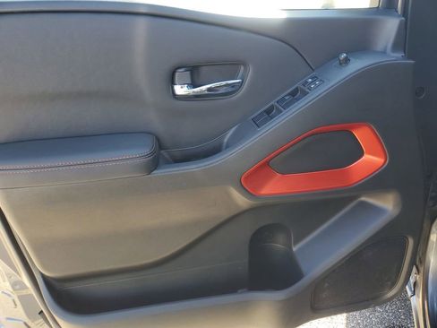 Used 2024 Nissan Frontier PRO-4X image 9