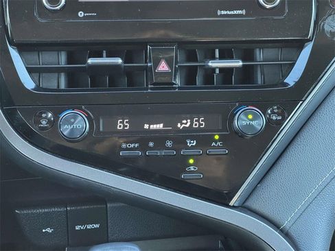Used 2023 Toyota Camry SE image 5