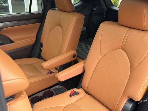Used 2020 Toyota Highlander Platinum FWD image 32
