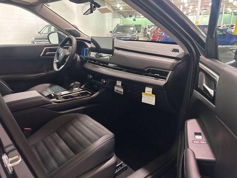 New 2025 Mitsubishi Outlander SE image 9