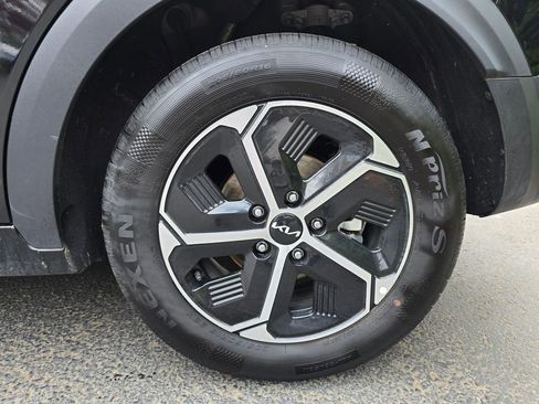 Certified 2025 Kia Niro EX FWD image 6