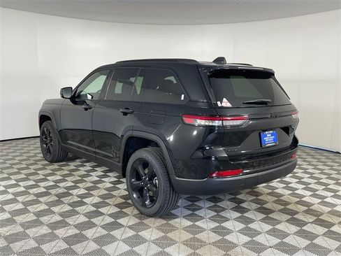 New 2025 Jeep Grand Cherokee Altitude image 5