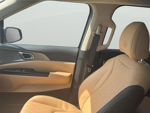 Used 2024 Kia Carnival LX image 21