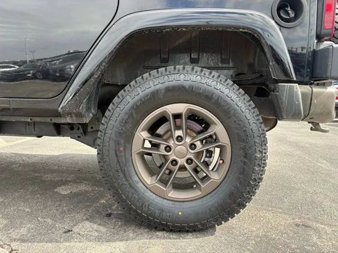 Used 2017 Jeep Wrangler Unlimited Sahara AWD/4WD image 25