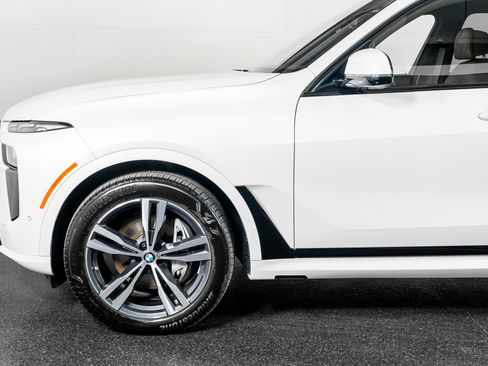 Used 2025 BMW X7 xDrive40i w/ M Sport Package image 16