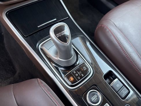 Used 2018 Mitsubishi Outlander 4WD Plug-In Hybrid image 28