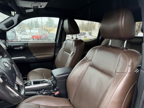 Used 2019 Toyota Tacoma Limited image 15
