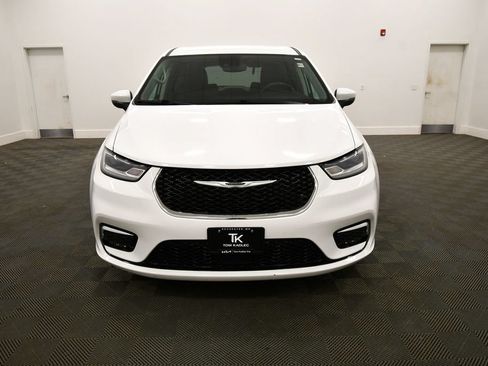 Used 2023 Chrysler Pacifica Touring-L FWD image 10
