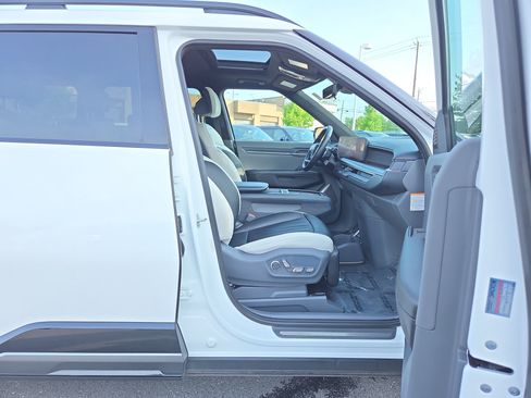 Certified 2024 Kia EV9 GT-Line AWD/4WD image 32