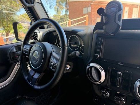 Used 2012 Jeep Wrangler Unlimited Rubicon w/ Connectivity Group AWD/4WD image 21