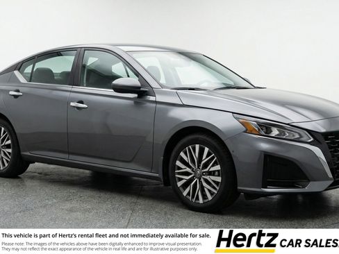 Used 2025 Nissan Altima 2.5 SV image 1