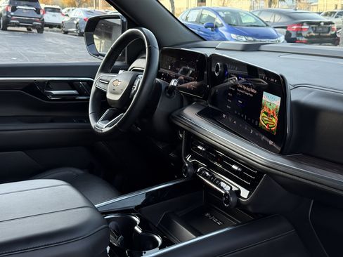 Used 2025 Chevrolet Suburban LT image 15