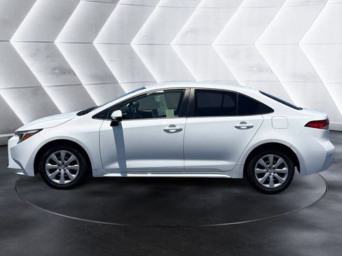 Used 2024 Toyota Corolla LE FWD image 2