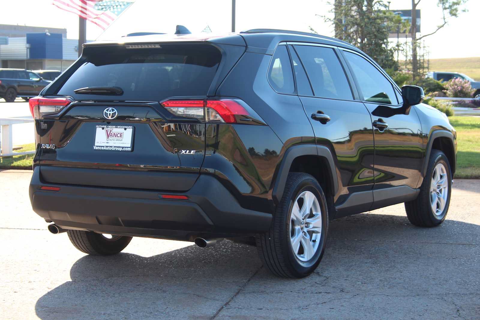 Used 2020 Toyota RAV4 XLE FWD image 12
