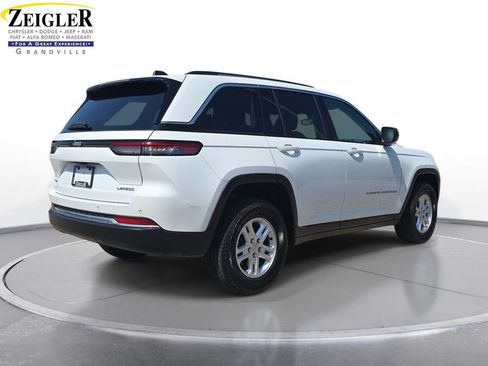 Used 2022 Jeep Grand Cherokee Laredo w/ Luxury Tech Group I AWD/4WD image 5