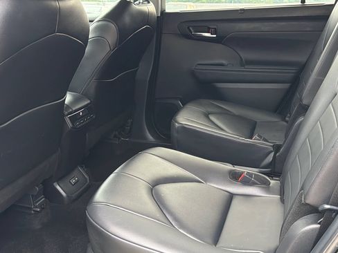 Used 2024 Toyota Highlander XLE AWD/4WD image 18