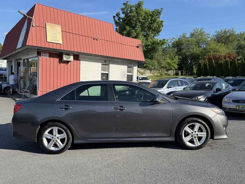 Used 2014 Toyota Camry SE w/ Moonroof Package FWD image 8