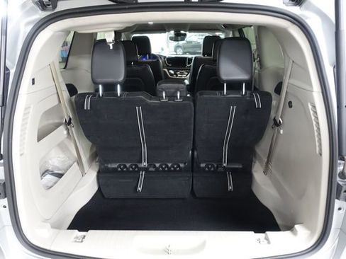 Used 2024 Chrysler Pacifica Touring-L image 21