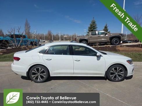 Used 2022 Volkswagen Passat 2.0T SE image 2
