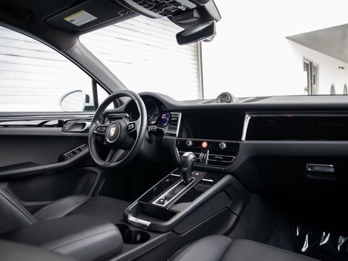 Certified 2025 Porsche Macan image 28