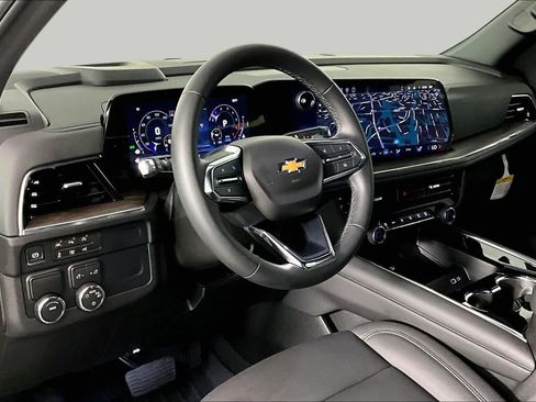 Used 2026 Chevrolet Suburban LT RWD image 17