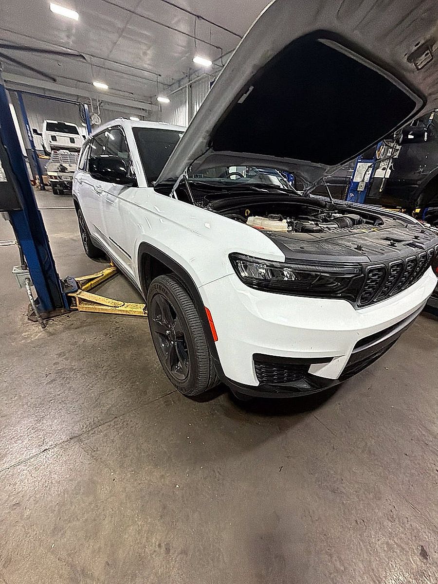 Used 2024 Jeep Grand Cherokee L Altitude AWD/4WD image 8