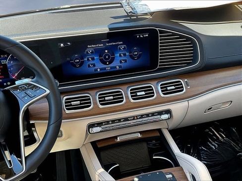 Used 2024 Mercedes-Benz GLS 450 4MATIC image 11