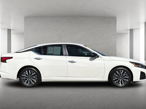 Used 2025 Nissan Altima 2.5 SV FWD image 3