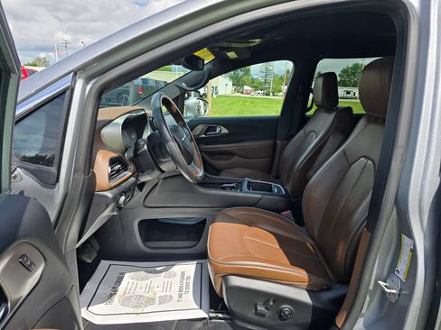 Used 2021 Chrysler Pacifica Limited w/ Premium & Safety Sphere Group FWD image 8