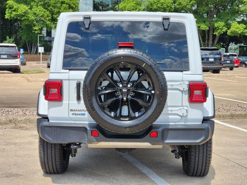 Used 2025 Jeep Wrangler Sahara image 5