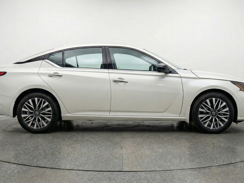 Used 2025 Nissan Altima 2.5 SV image 11