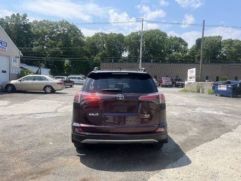 Used 2018 Toyota RAV4 XLE AWD/4WD image 4