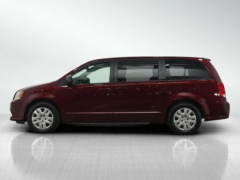 Used 2018 Dodge Grand Caravan SE image 2