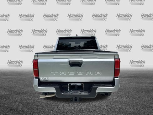 Certified 2025 Toyota Tacoma SR5 AWD/4WD image 9