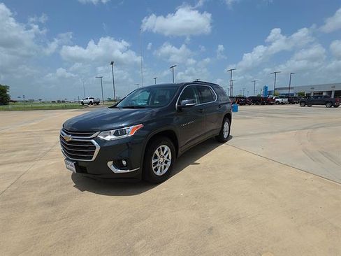 Used 2021 Chevrolet Traverse LT FWD image 1