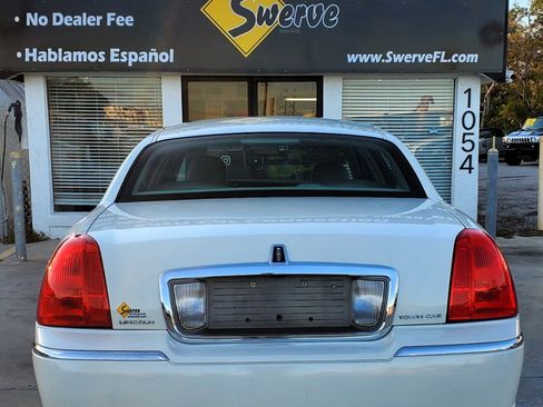 Used 2006 Lincoln Town Car Signature Limited image 12