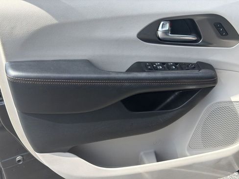 Used 2020 Chrysler Pacifica Touring-L Plus image 20