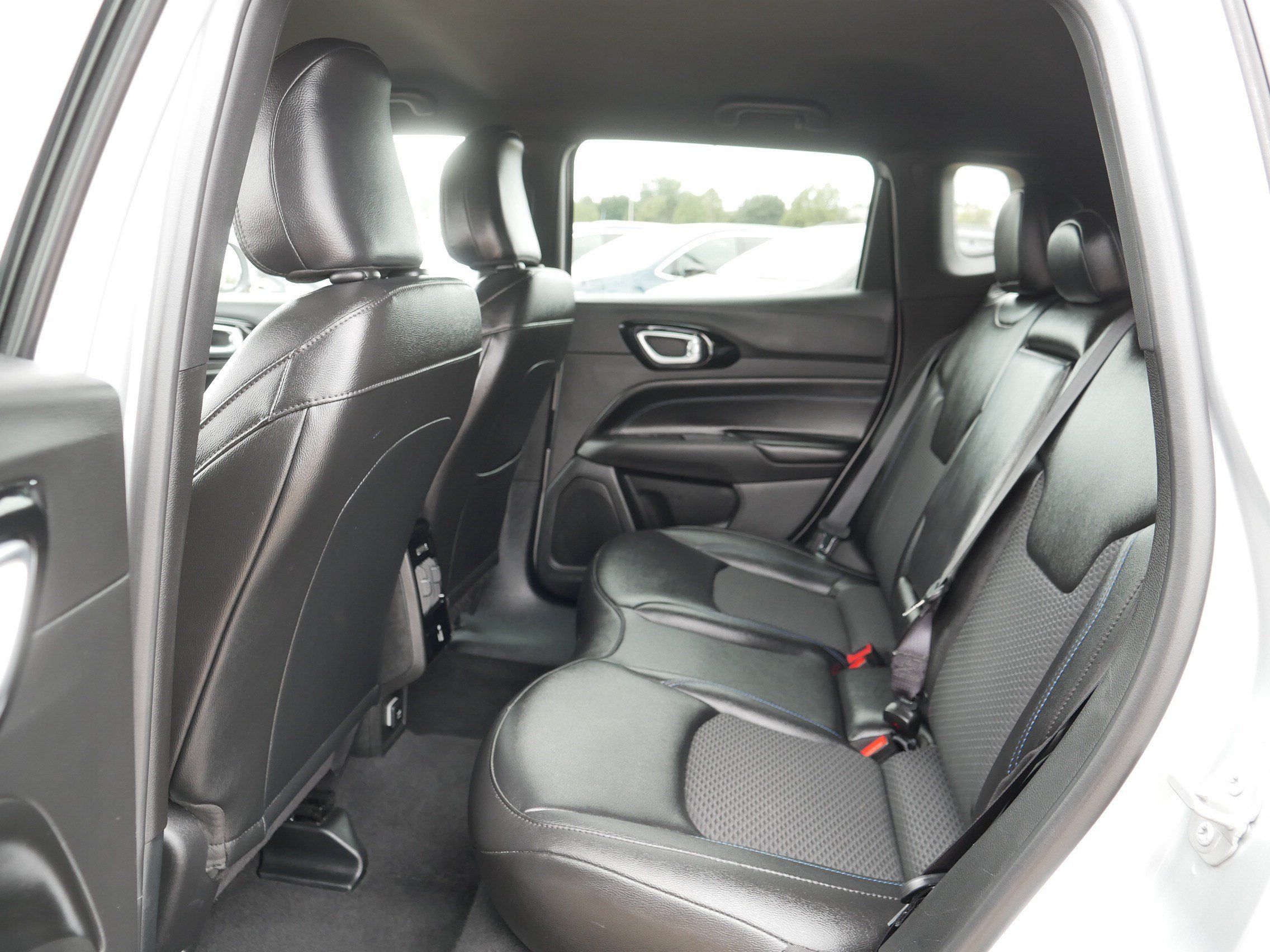 Used 2025 Jeep Compass Latitude w/ Convenience Group AWD/4WD image 34